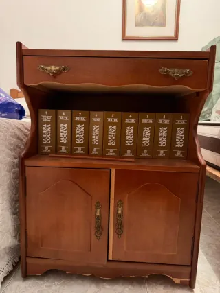 Mueble de madera con cajón y puertas