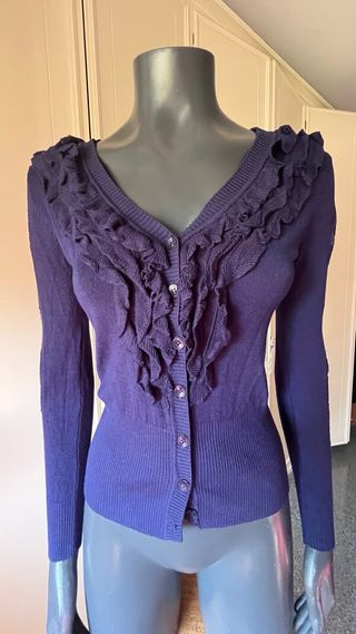 Cárdigan morado con volantes