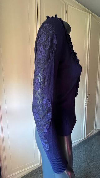 Cárdigan morado con volantes