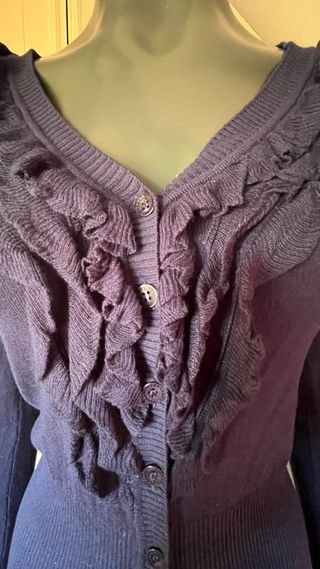 Cárdigan morado con volantes