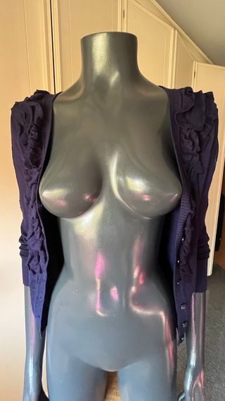 Cárdigan morado con volantes