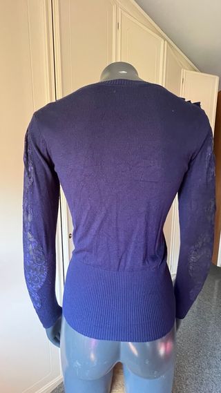 Cárdigan morado con volantes