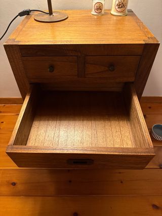 Mesita de noche de madera