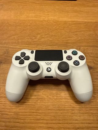 PS4 Slim 1TB Negra + 4 Juegos