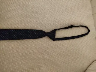 Corbata azul con puntos blancos