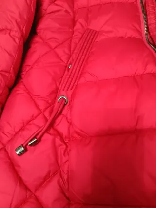 Parka roja con capucha y pelo