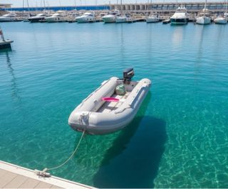 Zodiac con remolque y motor.