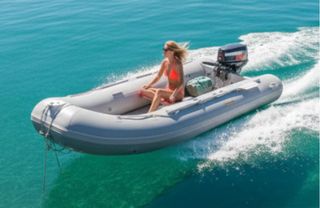 Zodiac con remolque y motor.