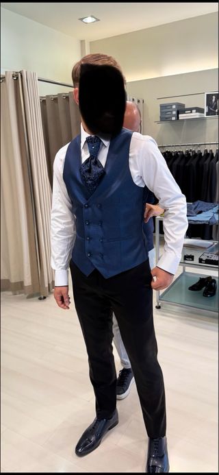 Traje de fiesta azul y negro