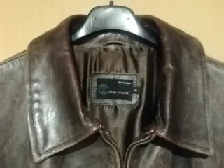 Cazadora de piel marrón. Sin uso