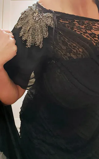 Vestido de fiesta negro con detalles plateados