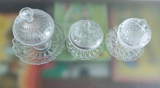 Bomboneiras e pires antigos em cristal e vidro