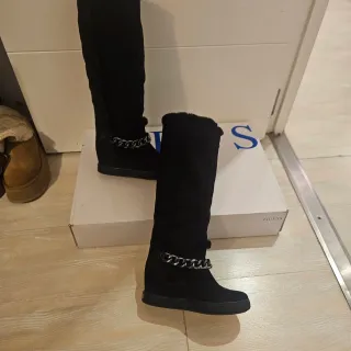 Botas Guess Negras con Cadena