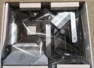 Processore AMD Ryzen 7 5800X3D e scheda madre ASUS ROG STRIX B550-A GAMING