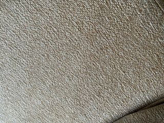 Sofá esquinero beige extensible de tela antimancha