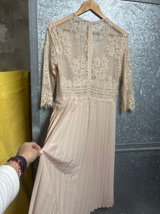 Vestido beige plisado encaje