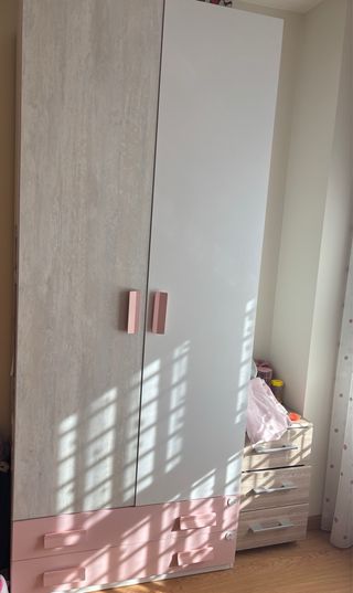 Dormitorio juvenil casi nuevo. Muy poco uso.