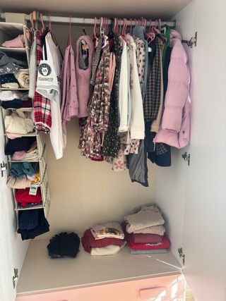 Dormitorio juvenil casi nuevo. Muy poco uso.