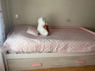 Dormitorio juvenil casi nuevo. Muy poco uso.