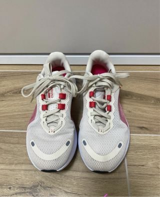 Zapatillas deportivas Nike beige y rojo