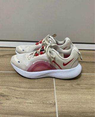 Zapatillas deportivas Nike beige y rojo