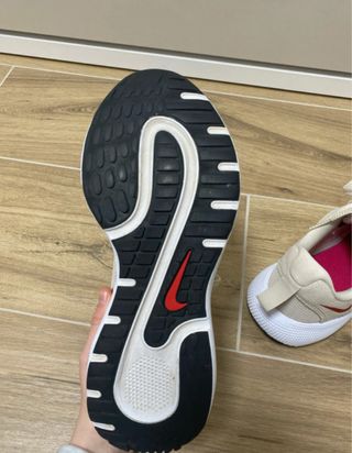 Zapatillas deportivas Nike beige y rojo