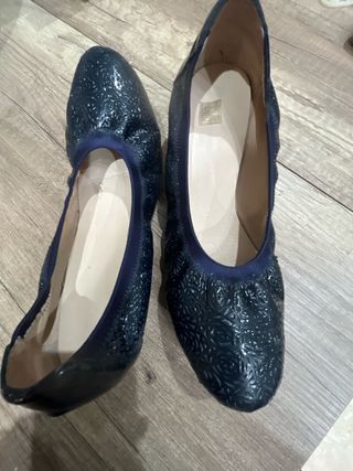 Zapatos planos piel azul marino grabada con goma.