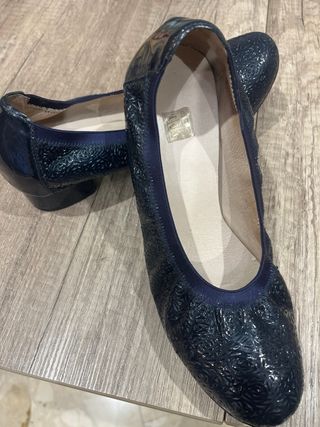 Zapatos planos piel azul marino grabada con goma.