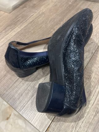 Zapatos planos piel azul marino grabada con goma.