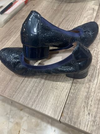 Zapatos planos piel azul marino grabada con goma.