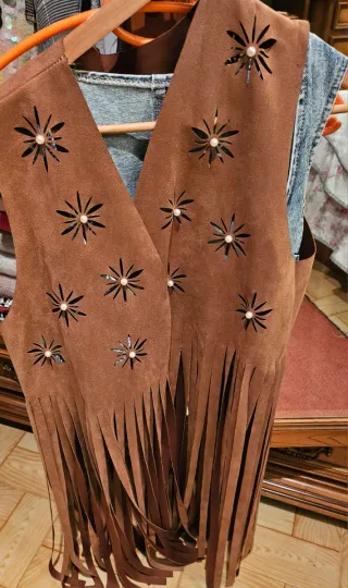 Chaleco de ante con perlas y flecos