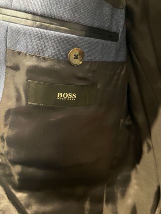 Traje Hugo Boss Azul de tres piezas.