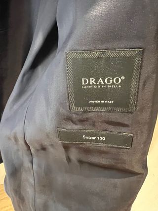Traje Hugo Boss Azul de tres piezas.