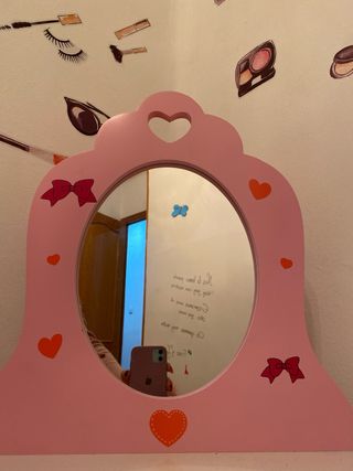 Tocador infantil rosa con espejo y taburete