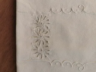 Bolsa tipo sobre antigua con bordado Richelieu