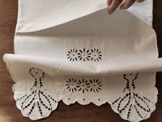 Bolsa tipo sobre antigua con bordado Richelieu