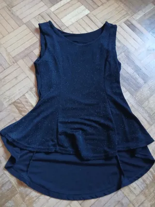 Top brillante sin mangas con vuelo