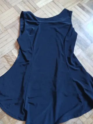 Top brillante sin mangas con vuelo