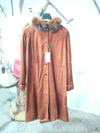 Abrigo largo de ante con cuello de pelo