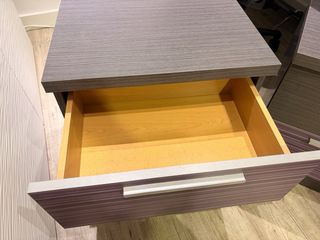 2 Mesitas de noche grises y moradas