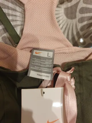Camiseta Nike verde y rosa
