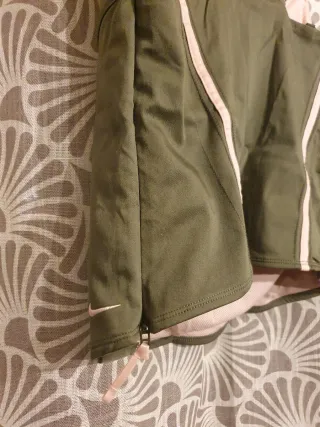 Camiseta Nike verde y rosa