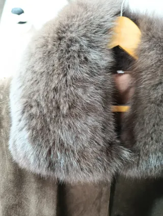 Abrigo largo de ante con cuello de pelo