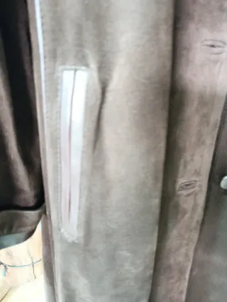 Abrigo largo de ante con cuello de pelo