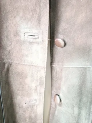 Abrigo largo de ante con cuello de pelo