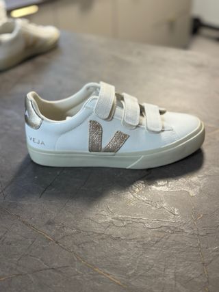Tenis Veja Blancos y Dorados Velcro