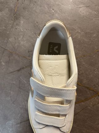 Tenis Veja Blancos y Dorados Velcro