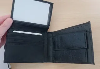 Cartera de hombre negra con detalle
