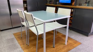 Mesa de cocina o exterior cristal y acero blanco .