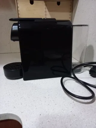 Cafetera Nespresso Delonghi Negra